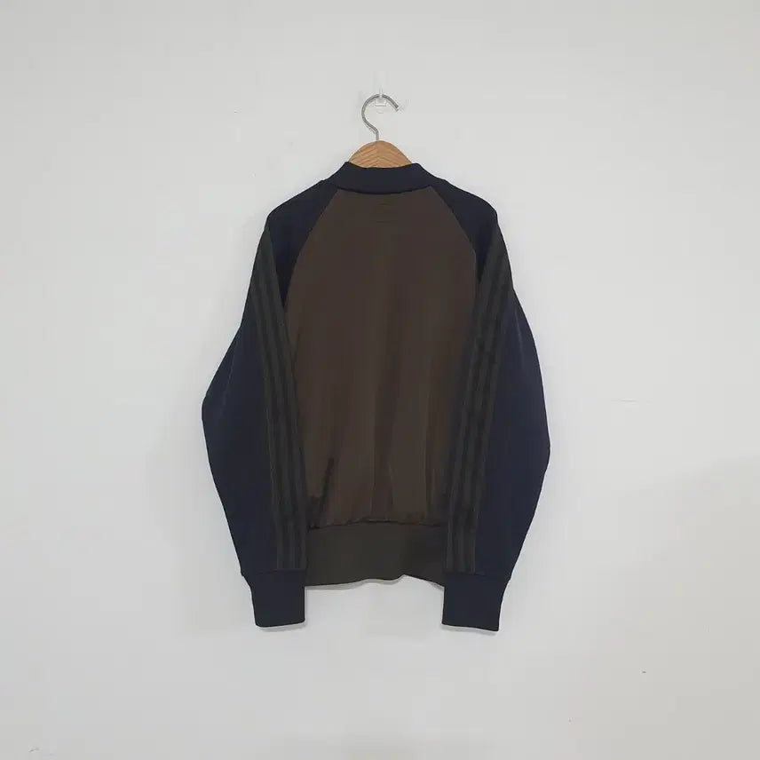 [BUNJANG] Adidas Khaki Brown Three-Stripe No Collar Jersey / No.26022403 아디다스 카키브라운 삼선 노카라 져지