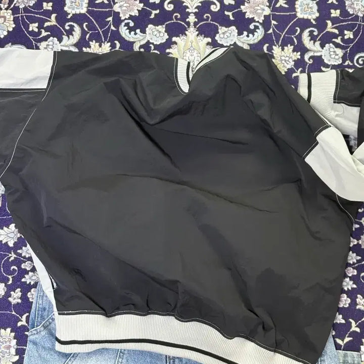 [BUNJANG] Ajo by Ajo Nylon Printed Cropped Sweatshirt / 아조바이아조 나일론 맨투맨