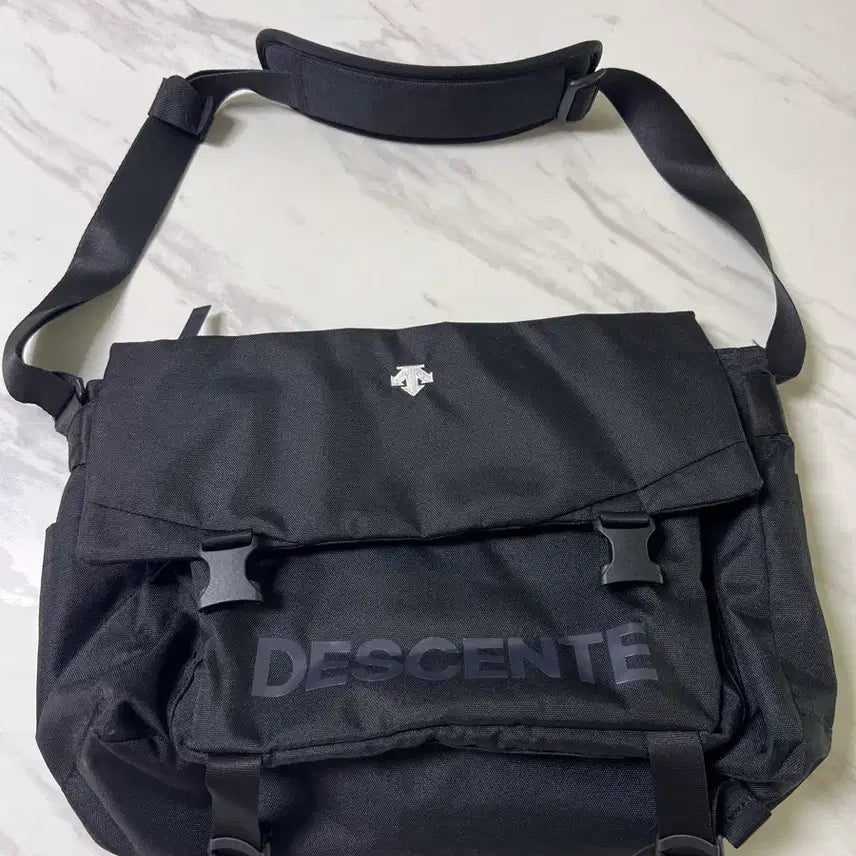 [SOLD OUT] 데상트 메신저백
