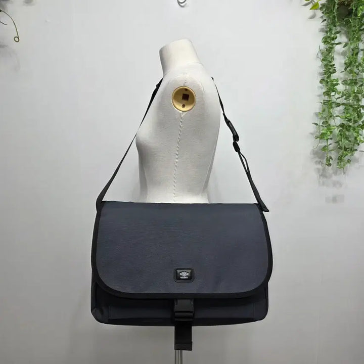 [BUNJANG] Umbro Messenger Bag / 엄브로 메신저백