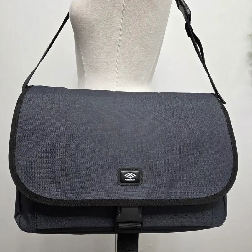 [BUNJANG] Umbro Messenger Bag / 엄브로 메신저백