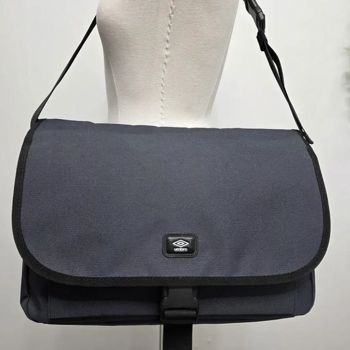 [BUNJANG] Umbro Messenger Bag / 엄브로 메신저백