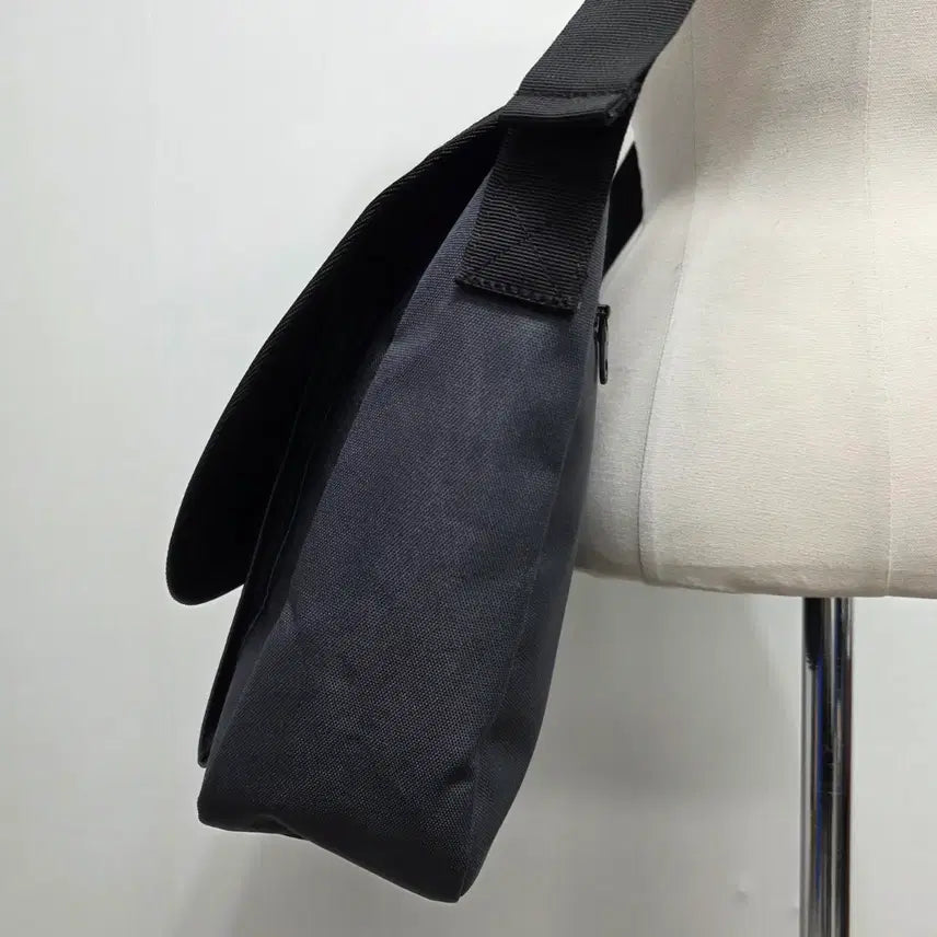 [BUNJANG] Umbro Messenger Bag / 엄브로 메신저백