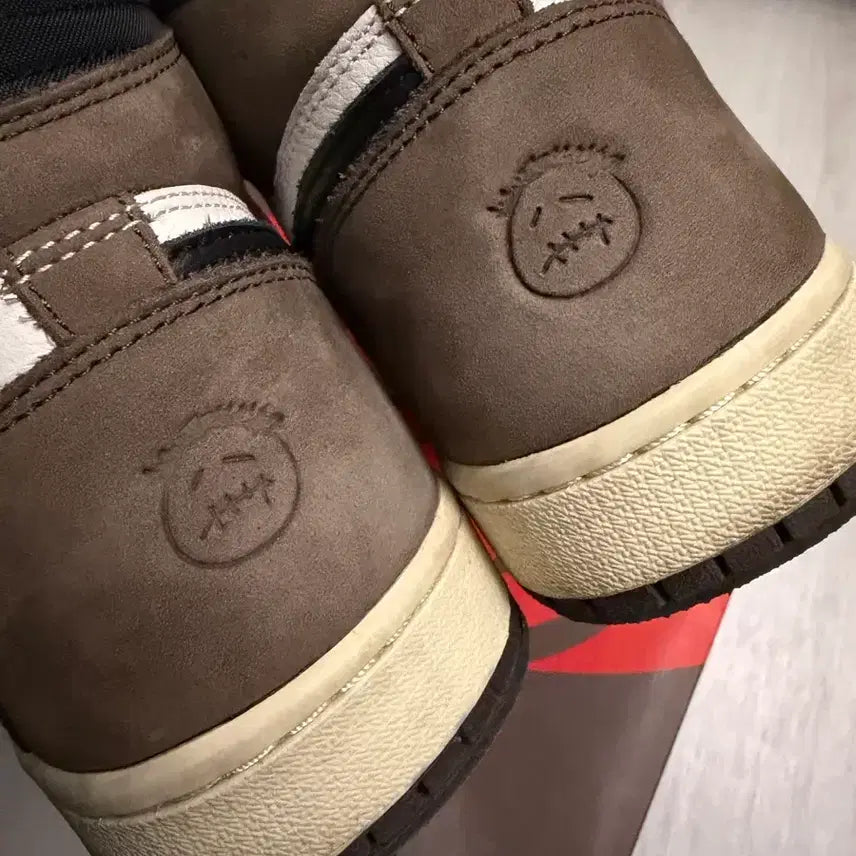 [BUNJANG] Nike Jordan 1 Travis Scott Mocha High Sneakers / 나이키 조던1 트래비스 스캇 모카하이 280