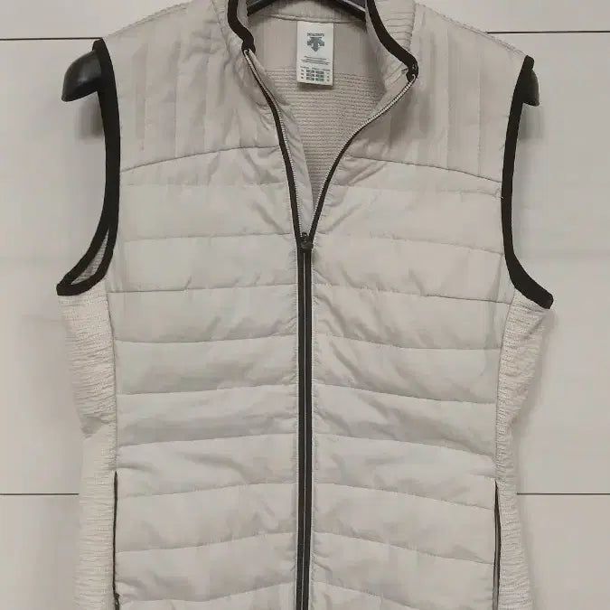 [SOLD OUT] 데상트 여성 90 사이즈 조끼상의 등판미세얼룩감보임 사진확인