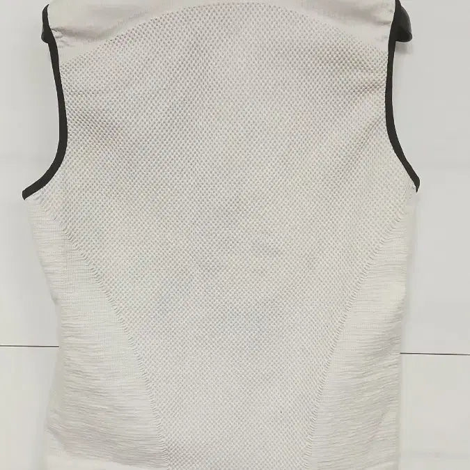 [SOLD OUT] 데상트 여성 90 사이즈 조끼상의 등판미세얼룩감보임 사진확인