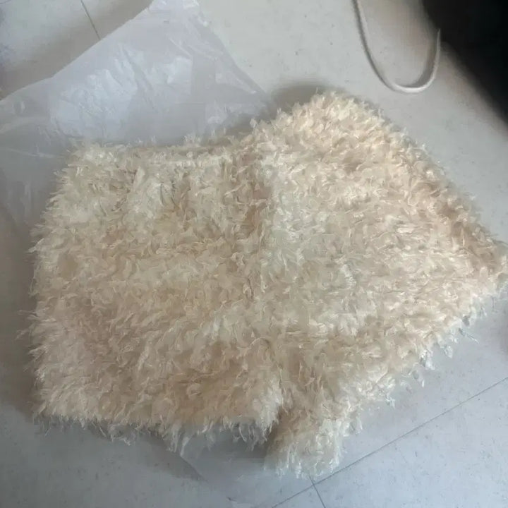 [BUNJANG] Beige Fur Hot Pants / 새상품 베이지 털 팬츠 핫팬츠 반바지