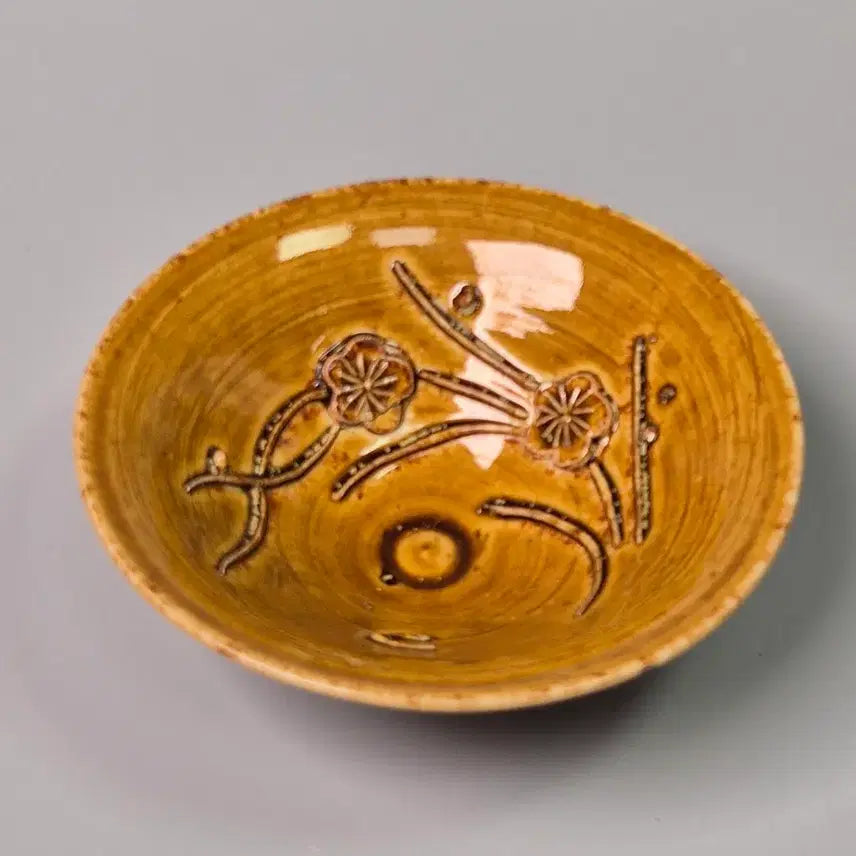 [BUNJANG] Song Gilju Brown Glaze Embossed Plum Blossom Pattern Tea Bowl Chinese Celadon Antique / 송 길주요 갈색유 양각 매화문 다완 중국도자기 골동품 고미술품 수집품