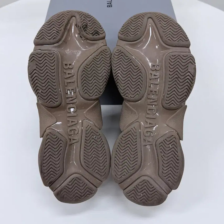 [SOLD OUT] [S급/250] 발렌시아가 트리플 S 올 오버 로고 스니커즈 베이지