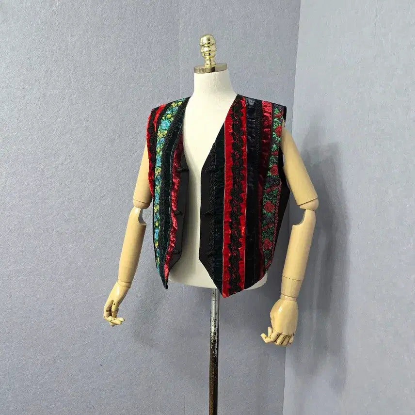 [BUNJANG] NMIXX Sullyoon Patchwork Vest / 설윤형 자수 패치 배색 베스트
