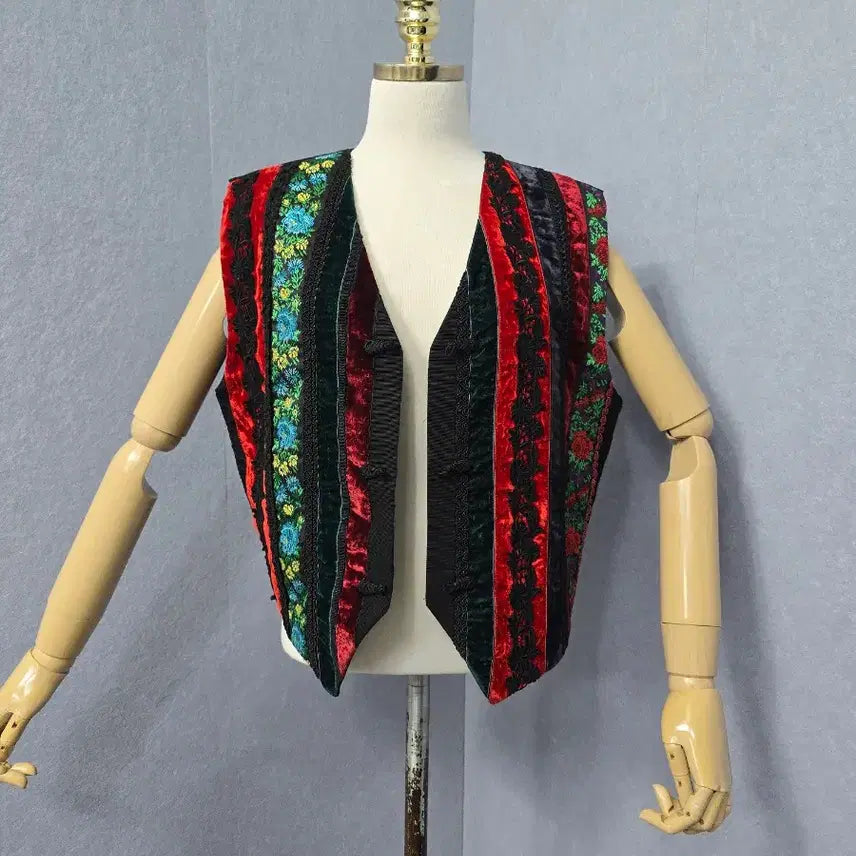 [BUNJANG] NMIXX Sullyoon Patchwork Vest / 설윤형 자수 패치 배색 베스트