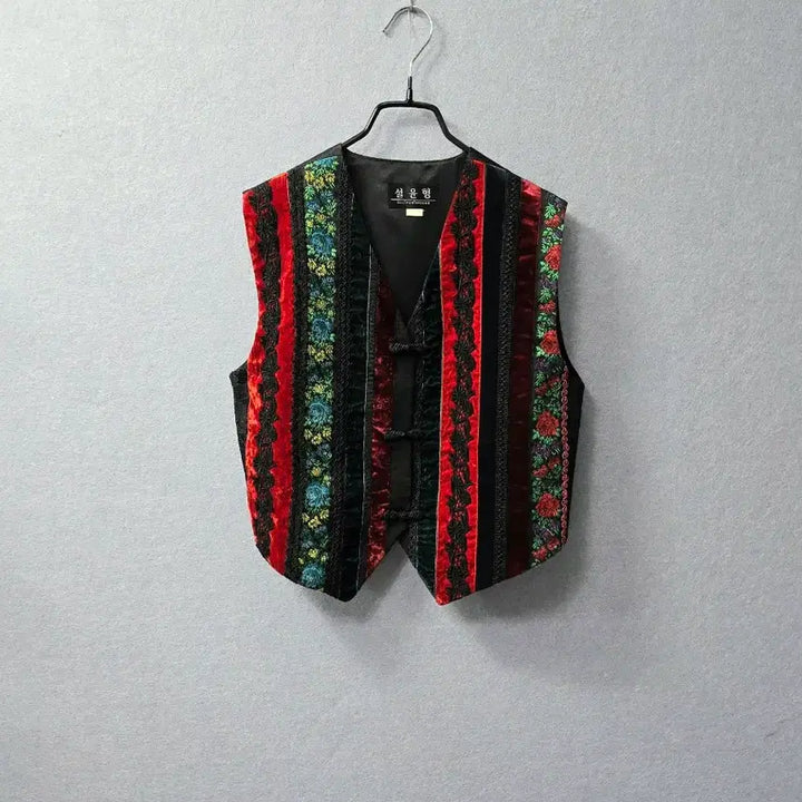 [BUNJANG] NMIXX Sullyoon Patchwork Vest / 설윤형 자수 패치 배색 베스트