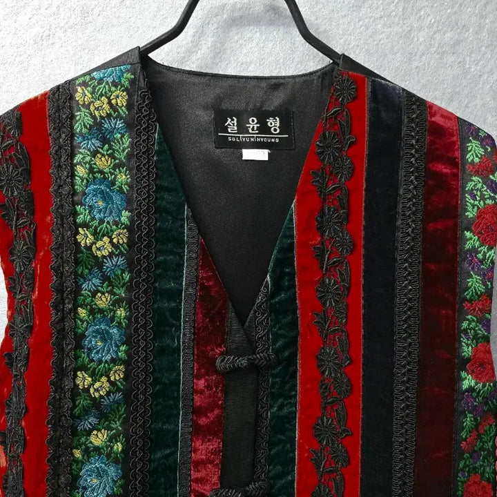 [BUNJANG] NMIXX Sullyoon Patchwork Vest / 설윤형 자수 패치 배색 베스트