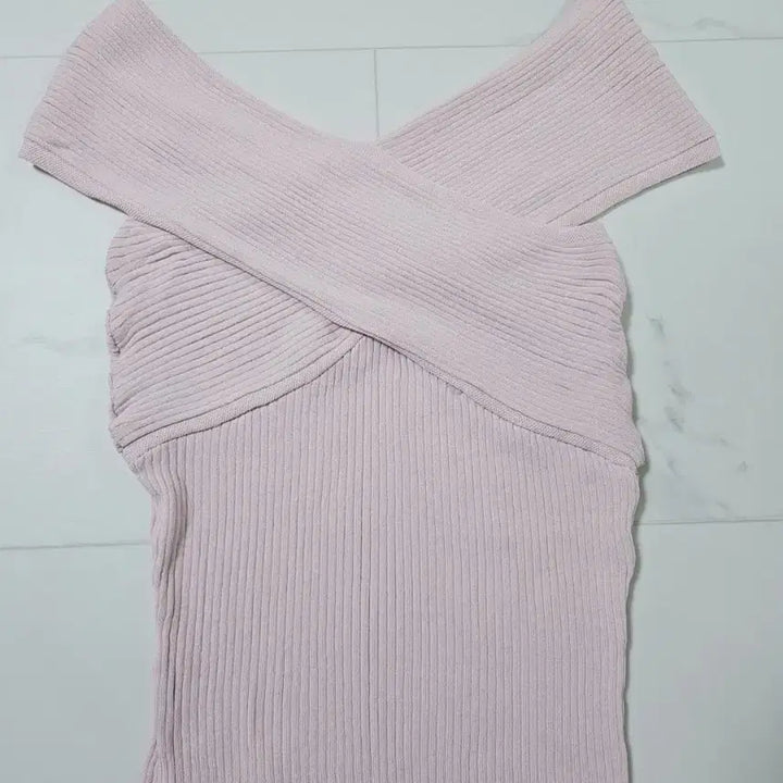 [BUNJANG] Pink Cross Off-Shoulder Knit Top / 핑크 크로스 오프숄더 니트 탑 새상품