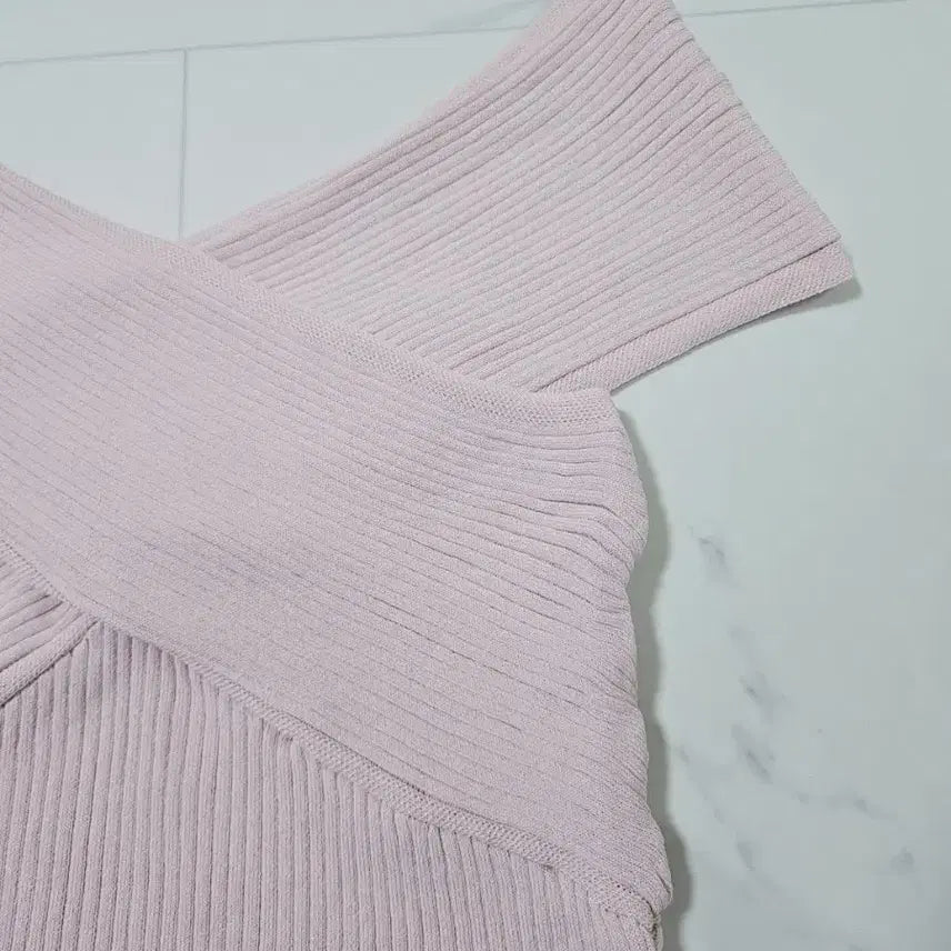 [BUNJANG] Pink Cross Off-Shoulder Knit Top / 핑크 크로스 오프숄더 니트 탑 새상품