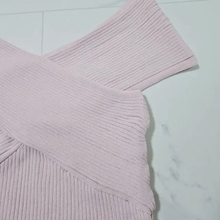 [BUNJANG] Pink Cross Off-Shoulder Knit Top / 핑크 크로스 오프숄더 니트 탑 새상품