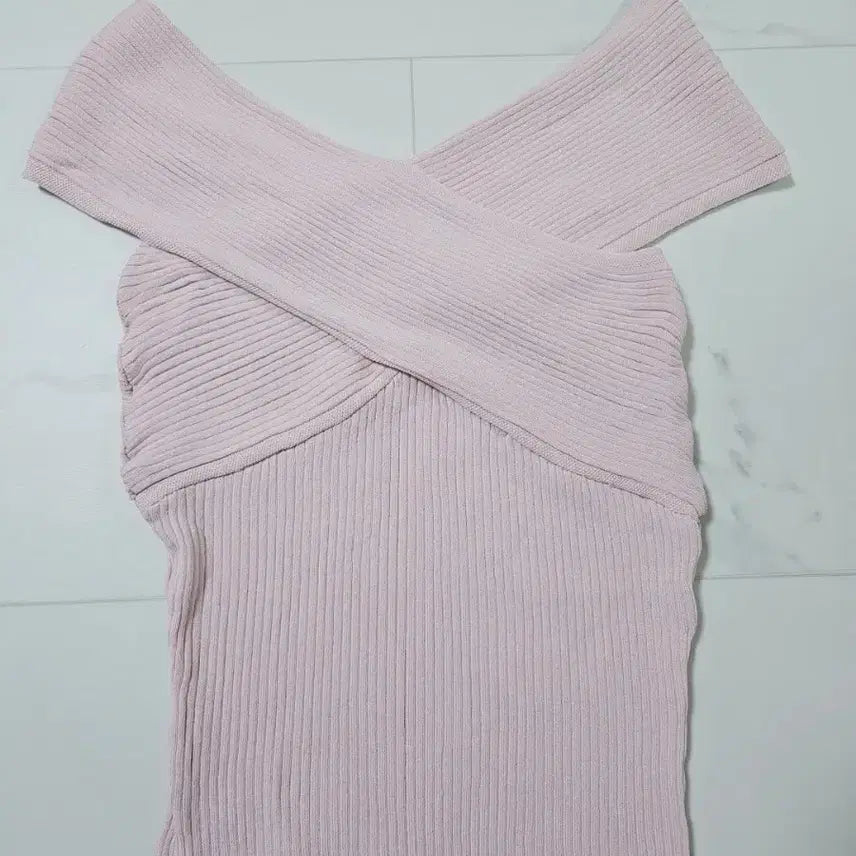 [BUNJANG] Pink Cross Off-Shoulder Knit Top / 핑크 크로스 오프숄더 니트 탑 새상품