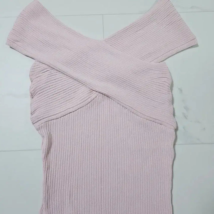 [BUNJANG] Pink Cross Off-Shoulder Knit Top / 핑크 크로스 오프숄더 니트 탑 새상품