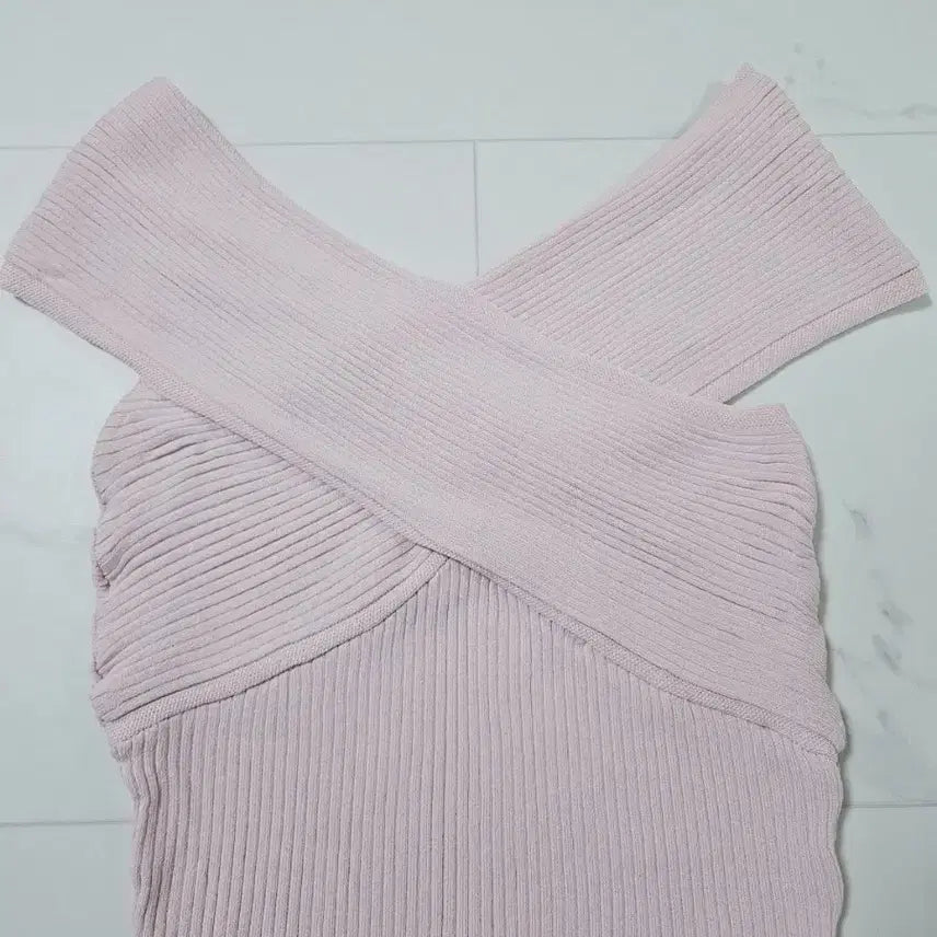 [BUNJANG] Pink Cross Off-Shoulder Knit Top / 핑크 크로스 오프숄더 니트 탑 새상품