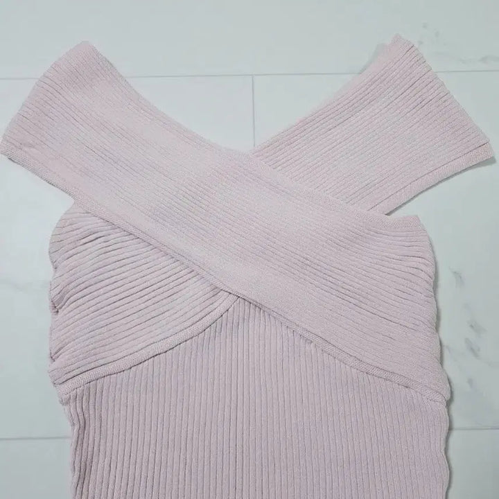 [BUNJANG] Pink Cross Off-Shoulder Knit Top / 핑크 크로스 오프숄더 니트 탑 새상품