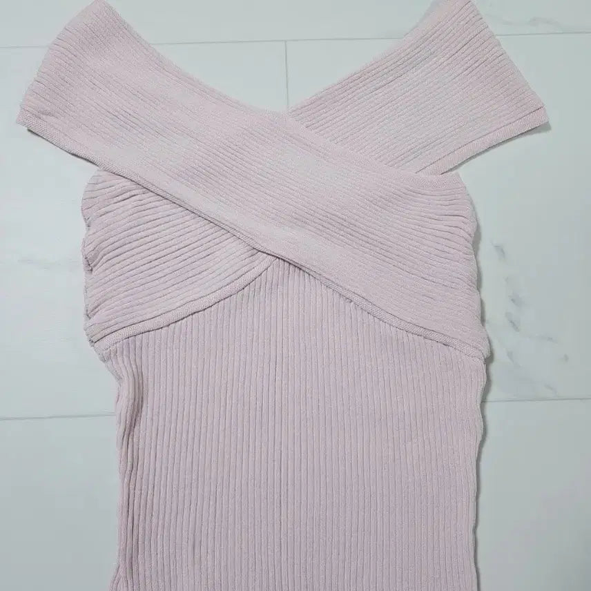 [BUNJANG] Pink Cross Off-Shoulder Knit Top / 핑크 크로스 오프숄더 니트 탑 새상품