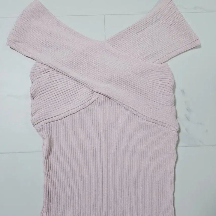 [BUNJANG] Pink Cross Off-Shoulder Knit Top / 핑크 크로스 오프숄더 니트 탑 새상품