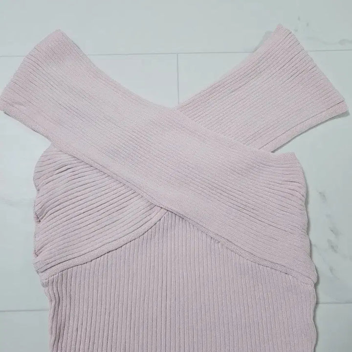 [BUNJANG] Pink Cross Off-Shoulder Knit Top / 핑크 크로스 오프숄더 니트 탑 새상품