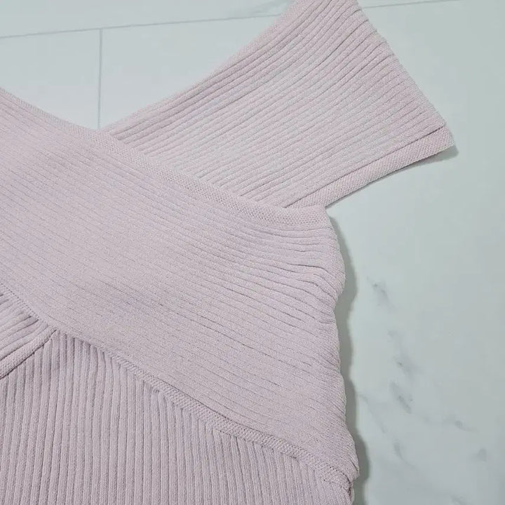 [BUNJANG] Pink Cross Off-Shoulder Knit Top / 핑크 크로스 오프숄더 니트 탑 새상품