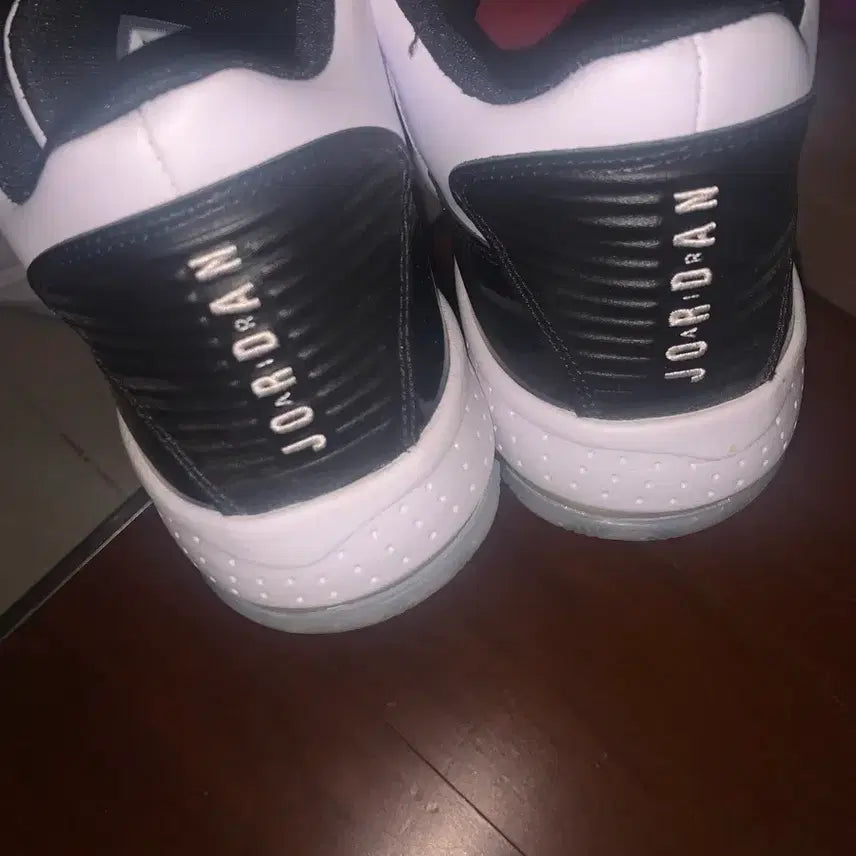 [BUNJANG] Jordan 11 Retro Black/White Basketball Shoes / 조던 11 레트로 블랙/화이트