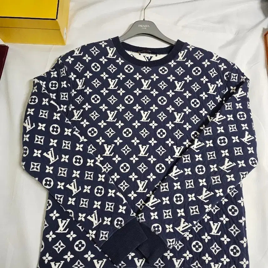 [BUNJANG] Louis Vuitton Embossed Logo Sweatshirt / (상태최상)루이비통 엠보싱 로고 맨투맨 팝니다
