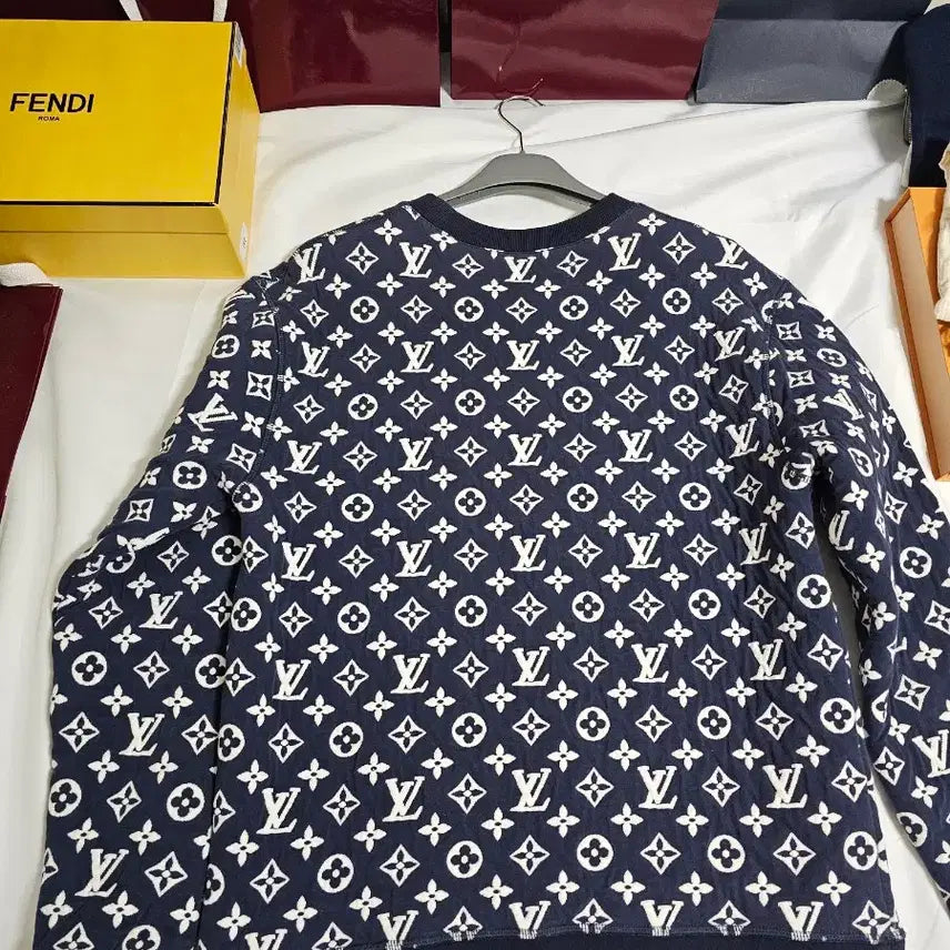 [BUNJANG] Louis Vuitton Embossed Logo Sweatshirt / (상태최상)루이비통 엠보싱 로고 맨투맨 팝니다