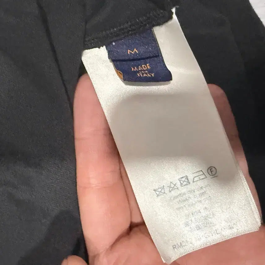 [BUNJANG] Louis Vuitton Black Embossed T-Shirt LV Logo / 루이비통 블랙 반팔 엠보스드티셔츠 LV로고