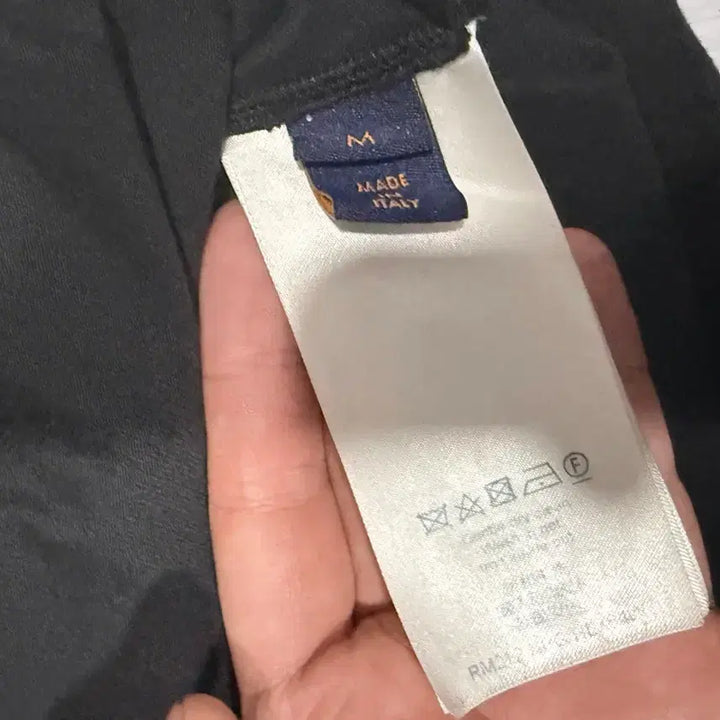 [BUNJANG] Louis Vuitton Black Embossed T-Shirt LV Logo / 루이비통 블랙 반팔 엠보스드티셔츠 LV로고