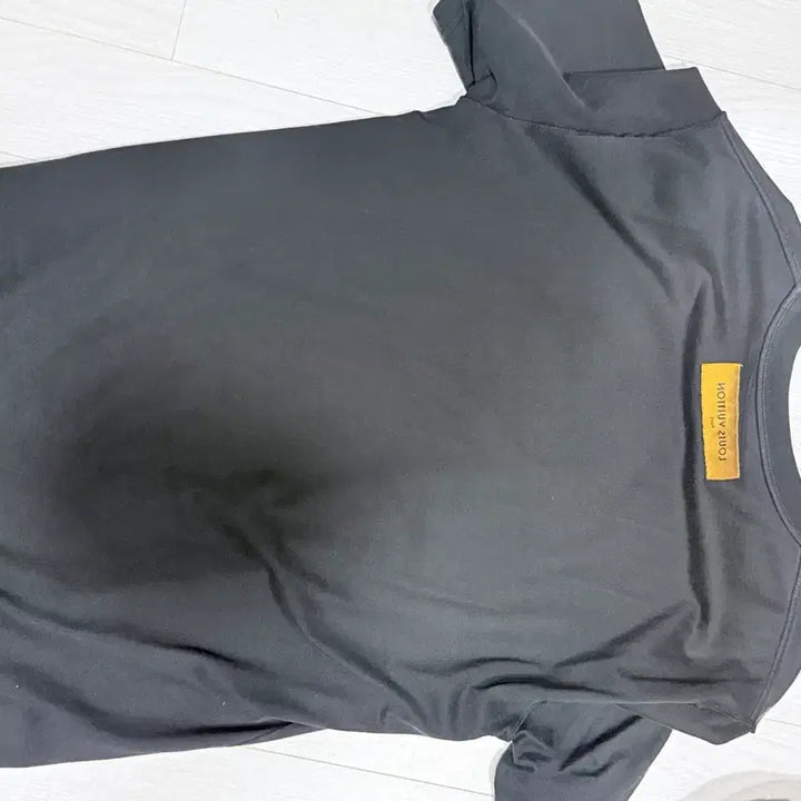[BUNJANG] Louis Vuitton Black Embossed T-Shirt LV Logo / 루이비통 블랙 반팔 엠보스드티셔츠 LV로고