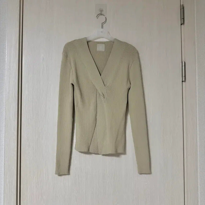[BUNJANG] Reine Khaki Beige V-Neck Knit / 렌느 reine 카키베이지 브이넥니트