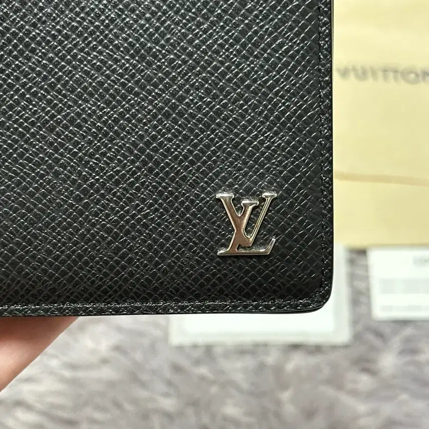 [BUNJANG] Louis Vuitton Taiga Silver Multiple Wallet Black / [풀구성] 루이비통 타이가 은장 멀티플 월릿 반지갑 블랙