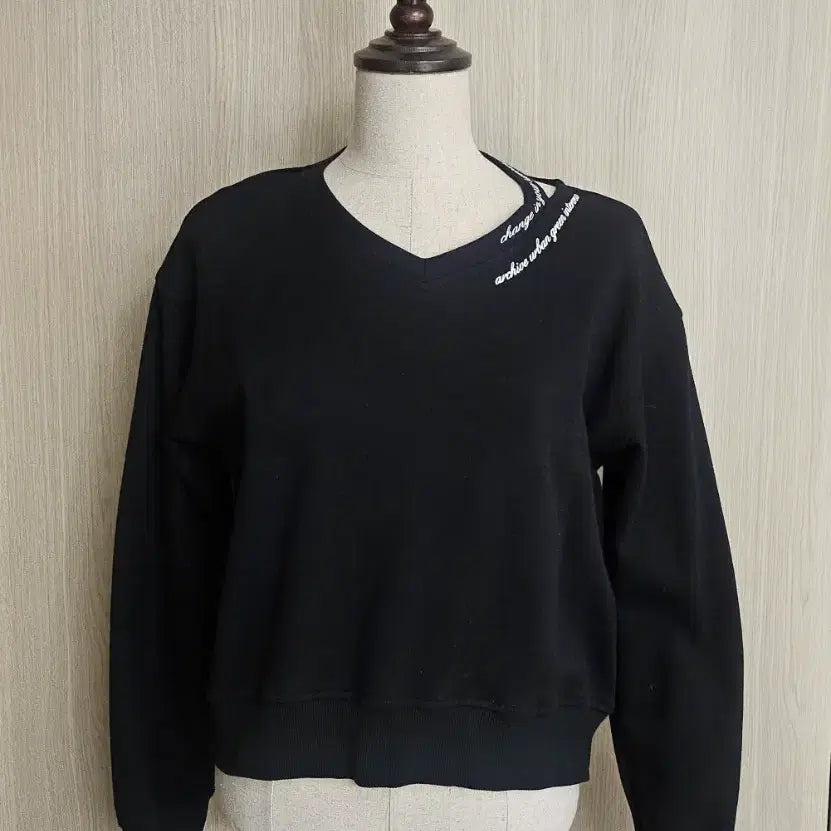 [BUNJANG] Intercrew Black V-Neck Crop Sweatshirt / 인터크루 블랙 브이넥 크롭 맨투맨 85 레터링 포인트