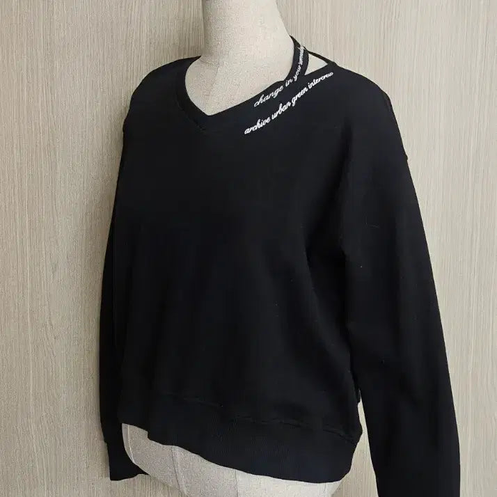 [BUNJANG] Intercrew Black V-Neck Crop Sweatshirt / 인터크루 블랙 브이넥 크롭 맨투맨 85 레터링 포인트