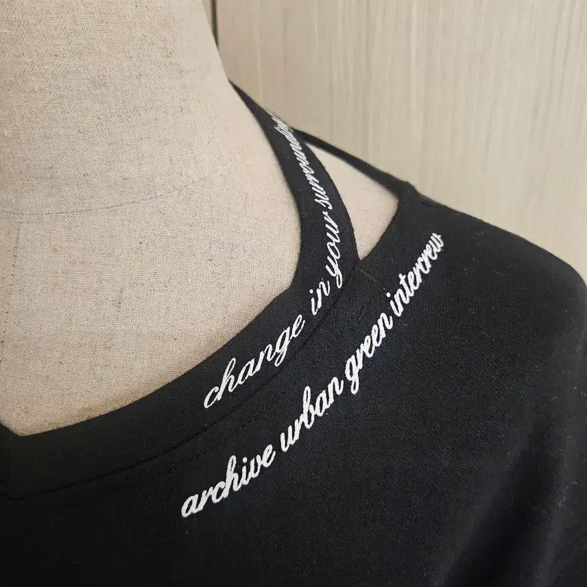 [BUNJANG] Intercrew Black V-Neck Crop Sweatshirt / 인터크루 블랙 브이넥 크롭 맨투맨 85 레터링 포인트