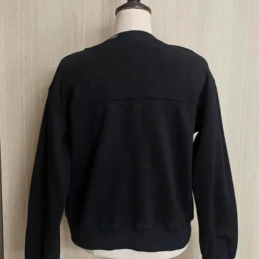 [BUNJANG] Intercrew Black V-Neck Crop Sweatshirt / 인터크루 블랙 브이넥 크롭 맨투맨 85 레터링 포인트