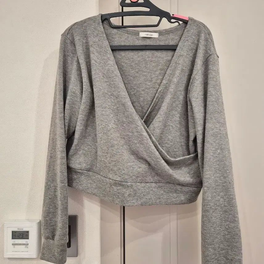 [BUNJANG] 그레이 크롭 랩 레이어드 맨투맨 / 그레이 크롭 랩 레이어드 맨투맨