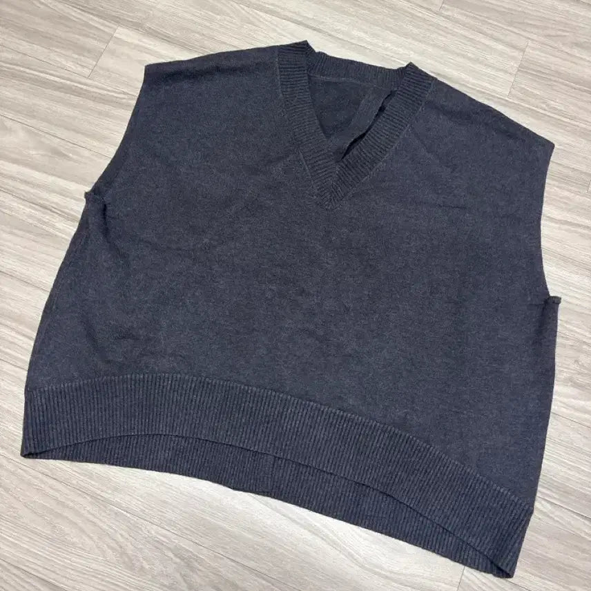 [BUNJANG] Charcoal V-Neck Slit Knit Vest / 차콜 뒤트임 브이넥 니트조끼