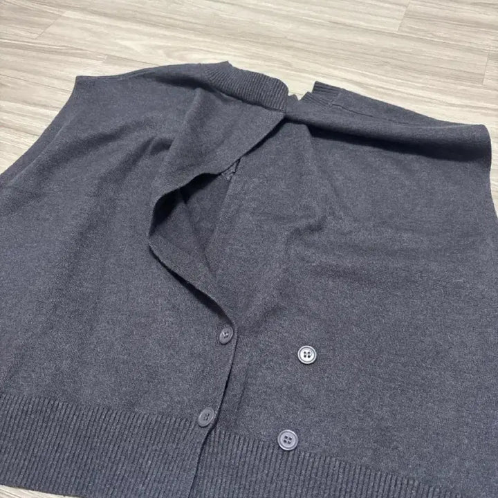 [BUNJANG] Charcoal V-Neck Slit Knit Vest / 차콜 뒤트임 브이넥 니트조끼