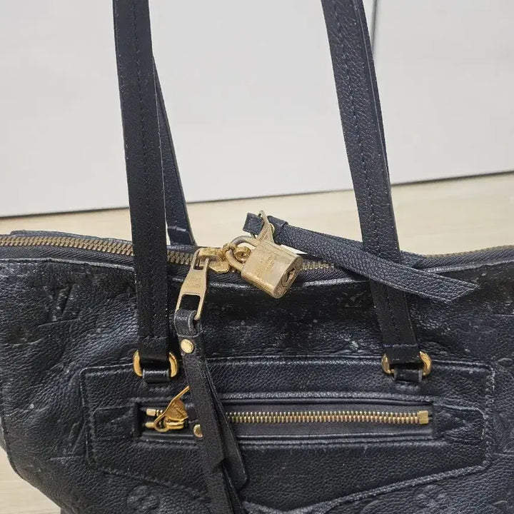 [BUNJANG] Louis Vuitton Embossed Black Tote Bag / 루이비통 엠보스 블랙 가방