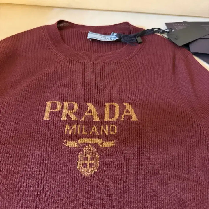 [BUNJANG] Prada Burgundy Knit Cashmere Sweater / 프라다 버건디 골드 로고 니트 캐시미어