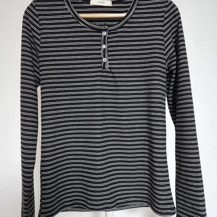 [BUNJANG] Like You Black Stripe Henley Long Sleeve T-shirt / 라이크유 피치 스트라이프 헨리넥 긴팔티 블랙