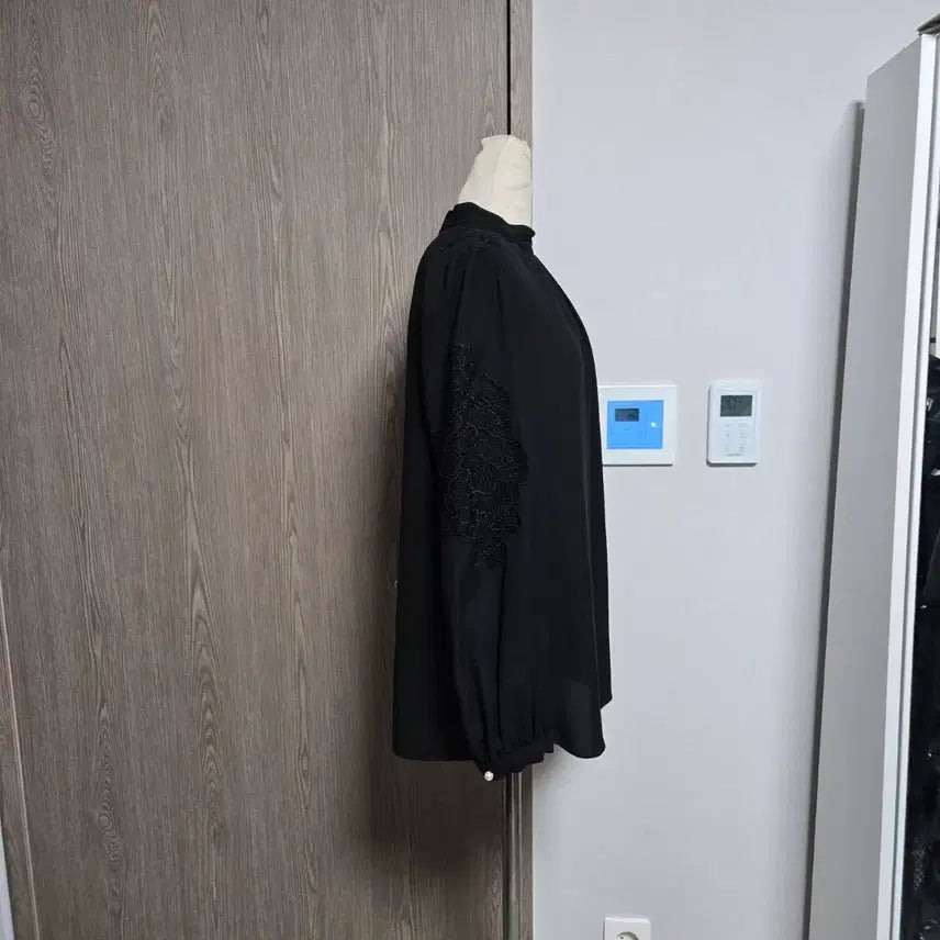 [BUNJANG] MojoS.phine Black Lace Blouse / 모조에스핀 블랙 레이스 소매 블라우스