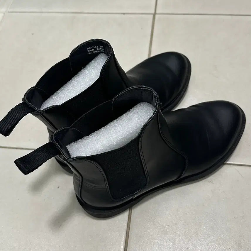 [BUNJANG] Nuovo Black Chelsea Boots Women&