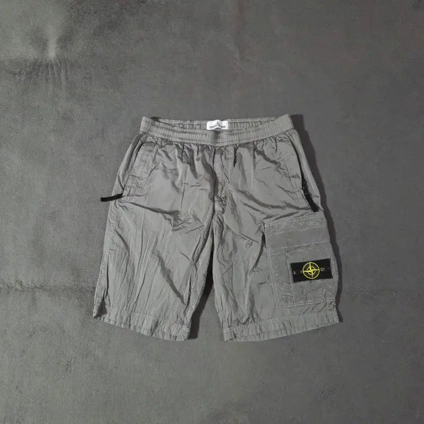 [SOLD OUT] 19ss 스톤아일랜드 와펜 나일론 메탈 카고 쇼츠 반바지 32