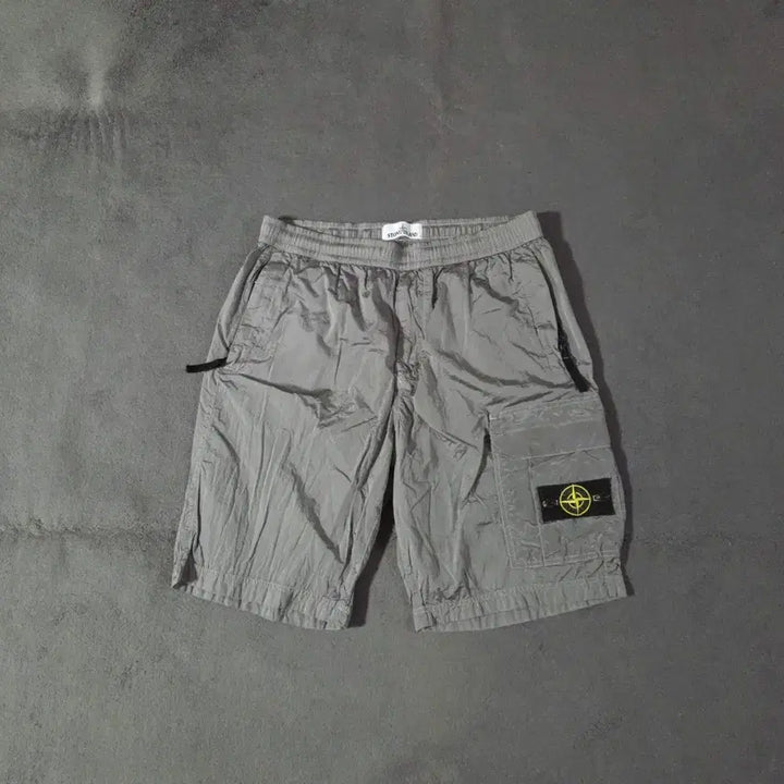 [SOLD OUT] 19ss 스톤아일랜드 와펜 나일론 메탈 카고 쇼츠 반바지 32